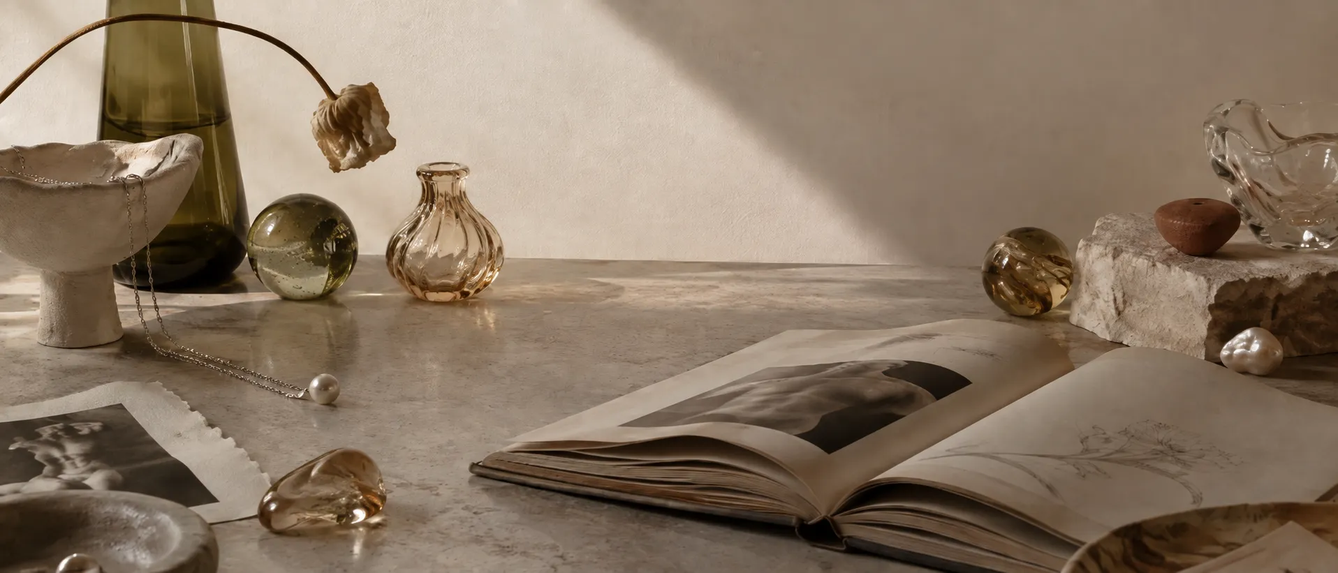 Still life editorial — mesa com joias, livro e objetos